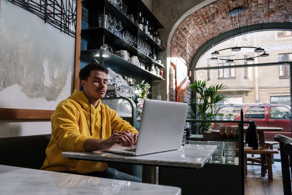 Freelance travaillant sur son ordinateur portable dans un café