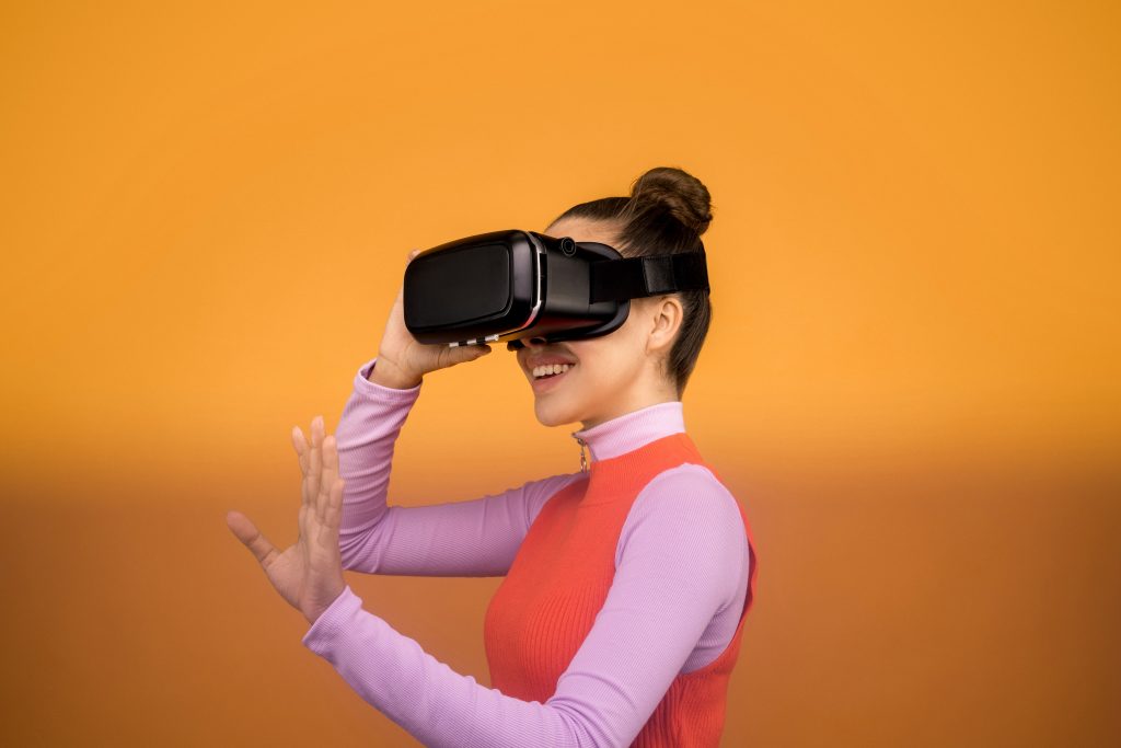 Femme portant un casque de réalité virtuelle, entre tourisme et métavers