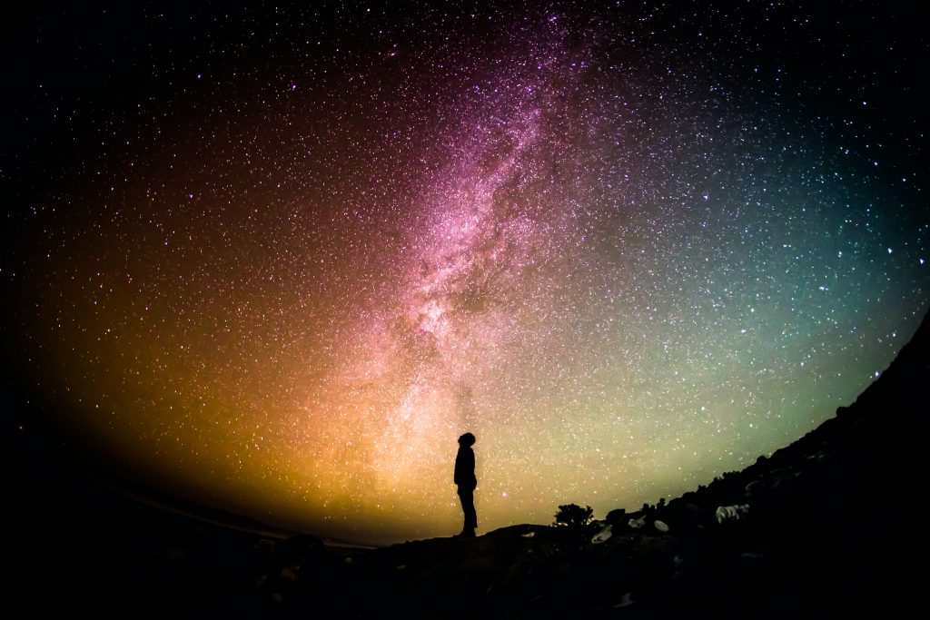 Silhouette sous un ciel étoilé et la Voie lactée, évocation des mondes du métavers