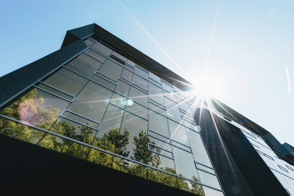 Immeuble de bureaux vitré baigné de soleil, engagé dans la sobriété numérique