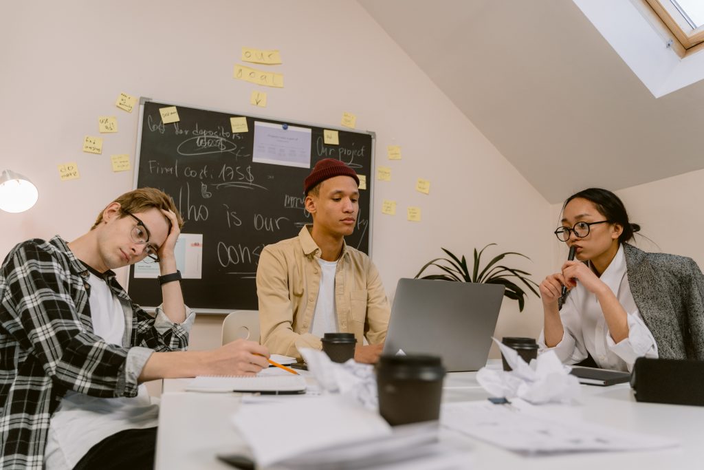 Jeunes professionnels travaillant ensemble autour d'un ordinateur portable, face à l'accélération du digital