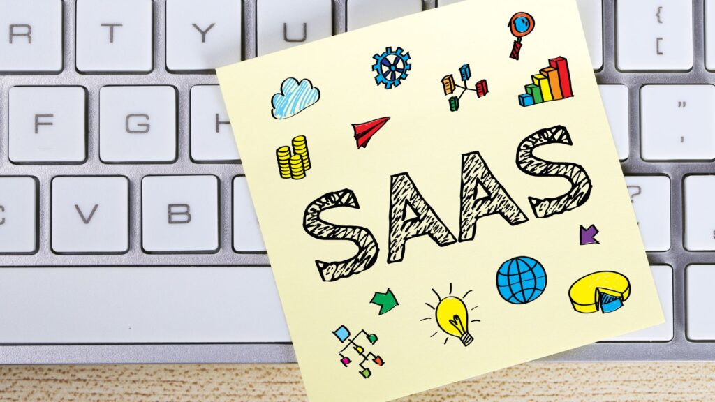 Post-it « SaaS » posé sur un clavier d'ordinateur