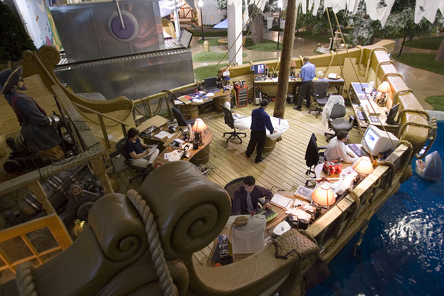 Espace de travail en forme de bateau de pirate