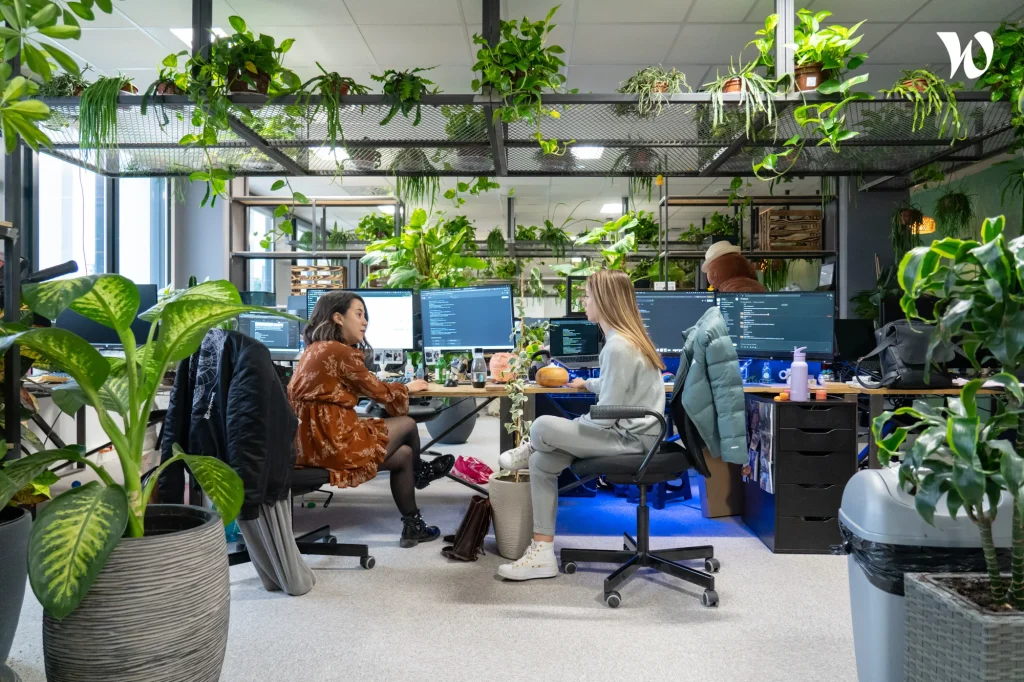 Open space végétalisé avec plantes suspendues
