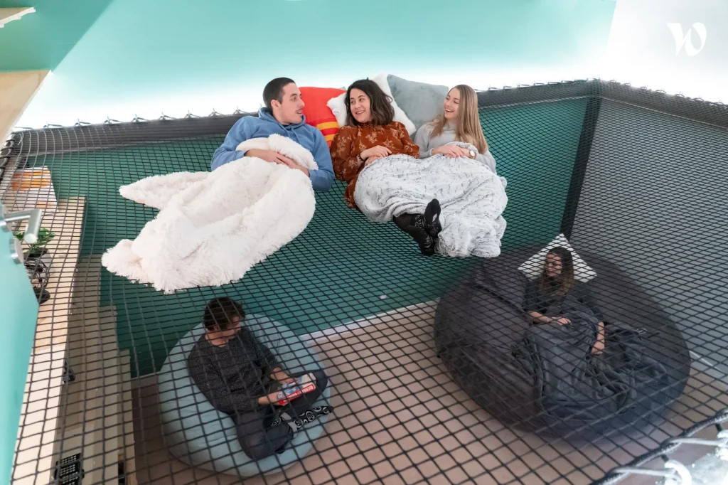 Espace de détente avec filet suspendu et coussins