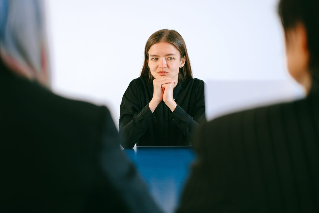 Candidate attentive lors d'un entretien d'embauche, au cœur des nouvelles tendances de recrutement
