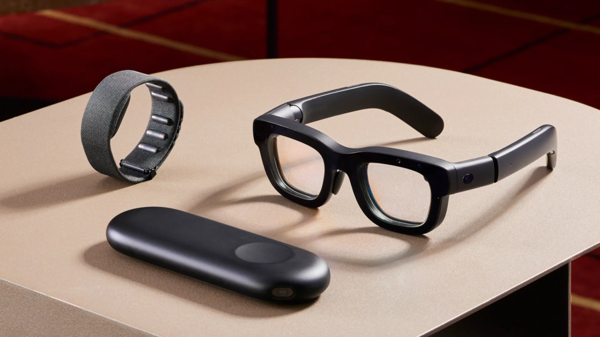 Lunettes connectées Orion de Meta avec leur bracelet et leur boîtier