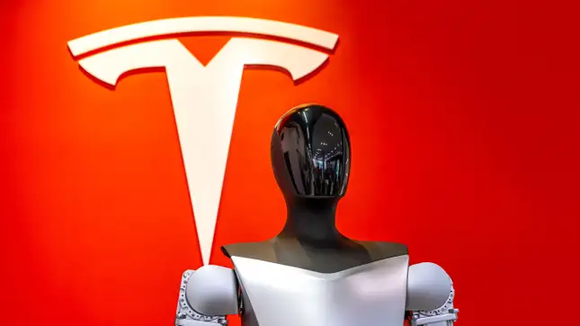 Robot humanoïde Optimus devant le logo Tesla