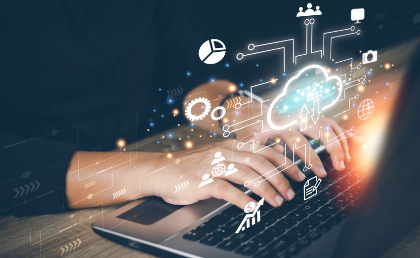 Mains sur un clavier d'ordinateur portable entourées d'icônes de données et de cloud