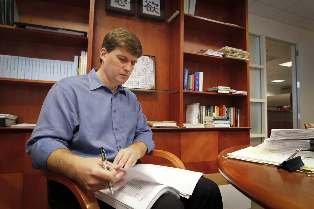 Homme lisant des documents dans un bureau