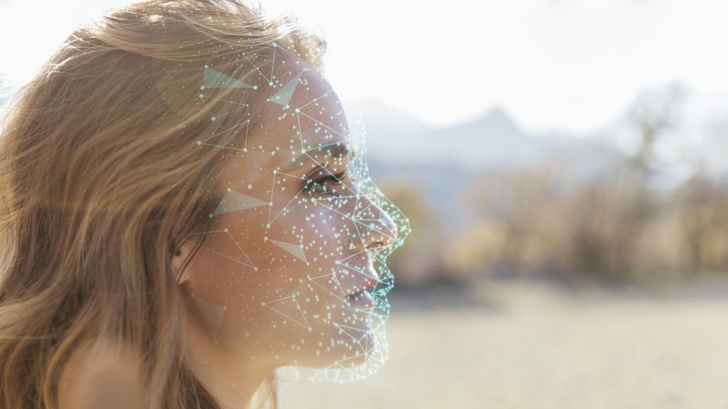 Visage de femme recouvert d'un maillage numérique, illustration des vidéos générées par IA