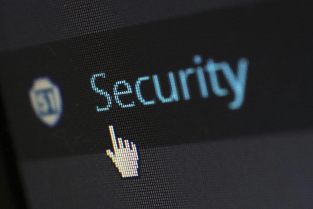 Écran affichant le mot Security avec un curseur de souris